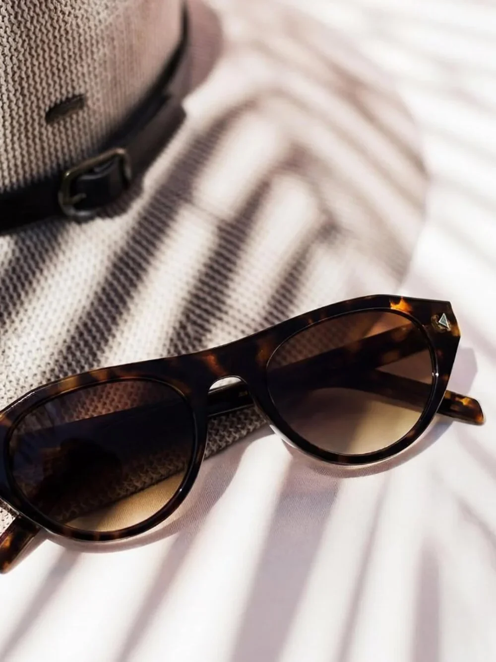 N/A chic oval